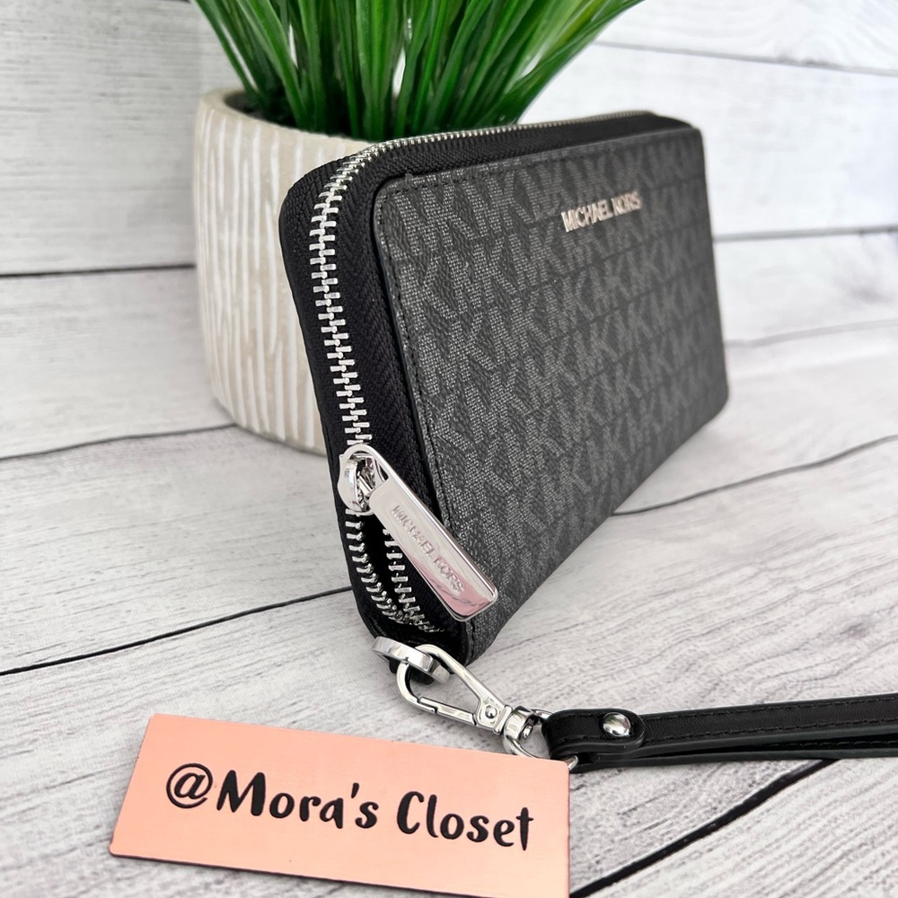 Michael Kors Wallet - Picture 2 of 7